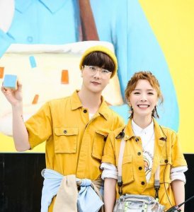 ​黄雅莉艺术展名为“借光计划”，然后真的有很多人来借光