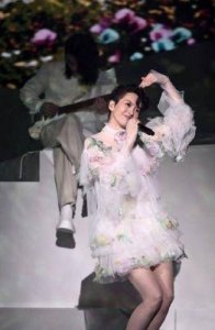 梁咏琪举行演唱会，展示七款造型尽显高挑身姿，男嘉宾透露欲备增高鞋