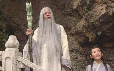 ​镇元子的师父是：鸿钧老祖（镇元子被调配到坐镇果园）