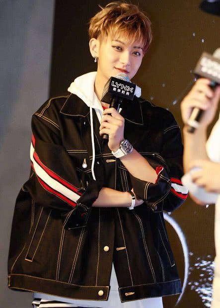 黄子韬名字竟改成“崇利明又出现了”，任性又可爱，粉丝们炸了！