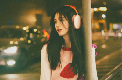 ​鞠婧祎晒美照 戴耳机伫立街头少女感满分