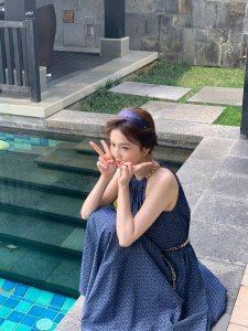 ​白鹿穿挂脖长裙有气质 比剪刀手卖萌