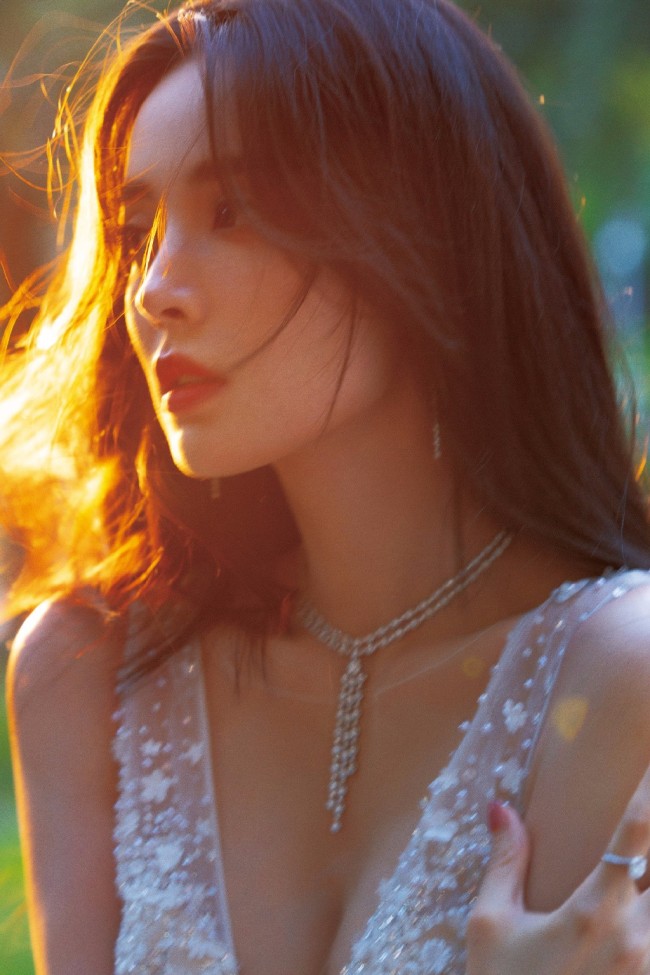 娜扎穿深V长裙仙气飘飘 手臂纤细颜值超高