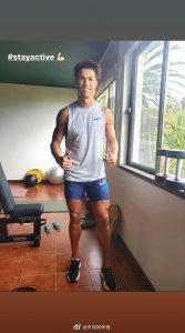 ​蓬松的头发！C罗晒健身照新发型抢眼