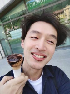 ​盘点那些爱发丑照的男明星，没有最丑只有更丑，郑云龙是想笑死谁