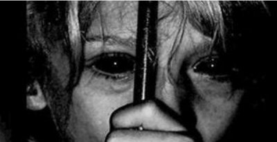 ​黑瞳少年拥有恐怖的力量和催眠能力