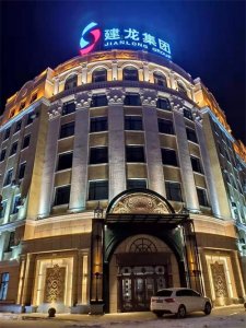 ​哈尔滨7层办公楼顶塌落致4死7伤：有工人在房顶施工，塌落建筑物为区政府旧址