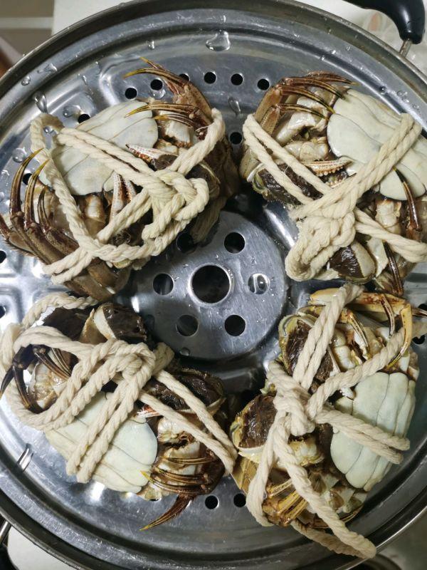 手把手教你清蒸大闸蟹的正确做法（在家不知道吃什么）(1)