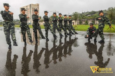 ​风雨无阻！高清大图直击武警重庆总队新兵队列训练现场